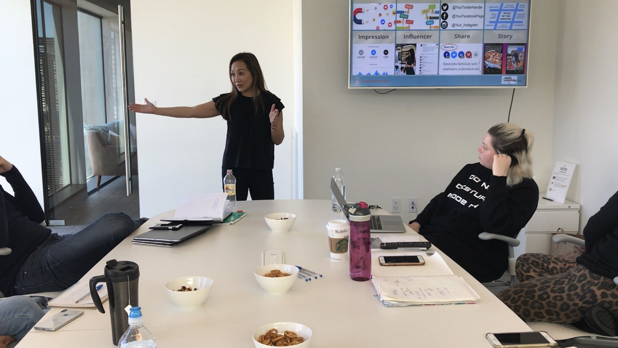 Susana giving a workshop on corporate marketing and influencer marketing in a conference room